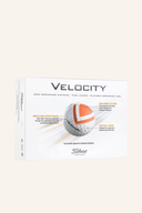 Gelbe Titleist Velocity Golfbälle, Nahaufnahme, mit glatter Oberfläche und Branding, bereit für das Fairway.