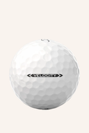 Gelbe Titleist Velocity Golfbälle, die in einer Hand gehalten werden, mit Fokus auf die aerodynamische Oberfläche.