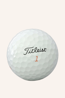 Titleist Velocity Aim 2026 Golfbälle, normale Golfbälle mit schnellem Ballflug und hoher Weite, auf dem Bild sichtbar.