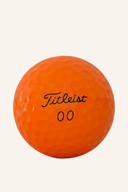 Titleist Velocity Aim 2026 Golfbälle, normale Bälle für lange Flugbahn und präzises Spiel, im Bild auf weißem Hintergrund.