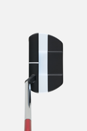 Weißer Odyssey White Hot Versa 3T Putter mit schwarzem Griff, zeigt die helle Schlagfläche und ergonomisches Design.