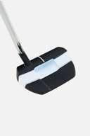 Weißer Odyssey White Hot Versa 3T Putter mit schwarzem Griff, liegend auf grünem Golfplatz, Detailaufnahme des Schlägers.