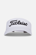 Weibliche Person trägt den SunDrop Visor von Titleist, leicht gebogenes Visor mit Sonnenschutz, sportliches Design.